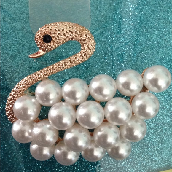 Jewelry - Beautiful swan brooch photo pearls